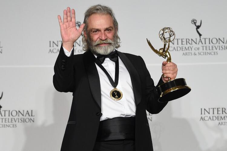 Haluk Bilginer, Emmy Ödülleri'nde En İyi Erkek Oyuncu Seçildi