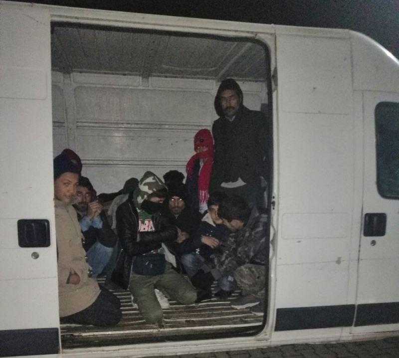  Kamyonet Kasasında 49 Mülteci Yakalandı