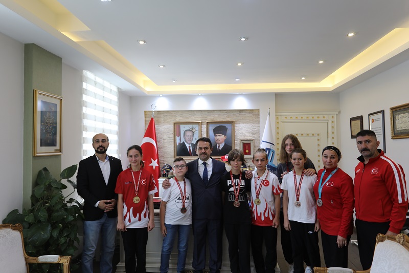 Karate Branşında Başarılı Sporculardan Vali İlhami Aktaş’a Ziyaret