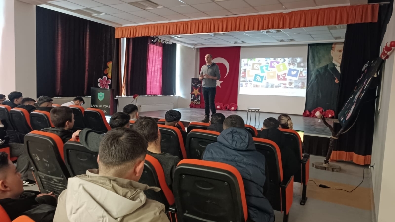 Lapseki’de Öğrencilere CV Hazırlama ve Mülakat Semineri Düzenlendi