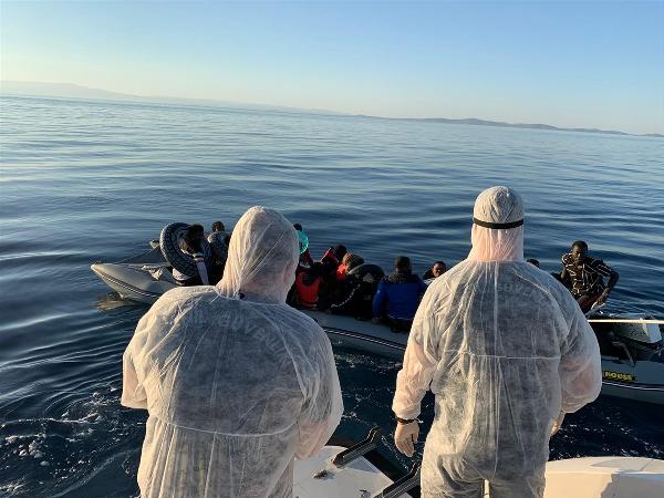 Lastik Botla Sürüklenen Kaçak Göçmenler Kurtarıldı