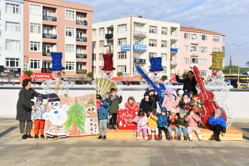 Minikler Dileklerini Dilek Kutusuna Bırakmaya Devam Ediyor