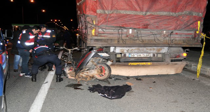 Park Halindeki Kamyona Çarpan Motosikletli Öldü