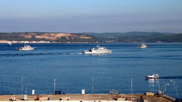 Tatbikat İçin Gelen Nato Gemileri, Çanakkale Boğazı'nı Hareketlendirdi