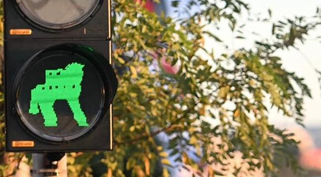 Truva Atı Trafik Işıklarında