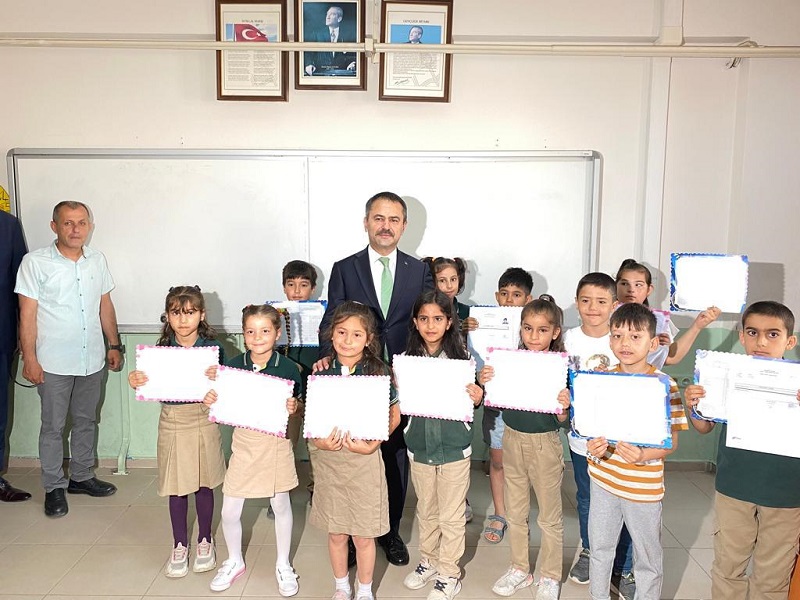 Vali Aktaş, Çardak İlkokulunda Öğrencilerin Karne Heyecanına Ortak Oldu