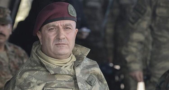 Zekai Aksakallı, 15 Temmuz anısına şehitliklere karanfil bıraktı.