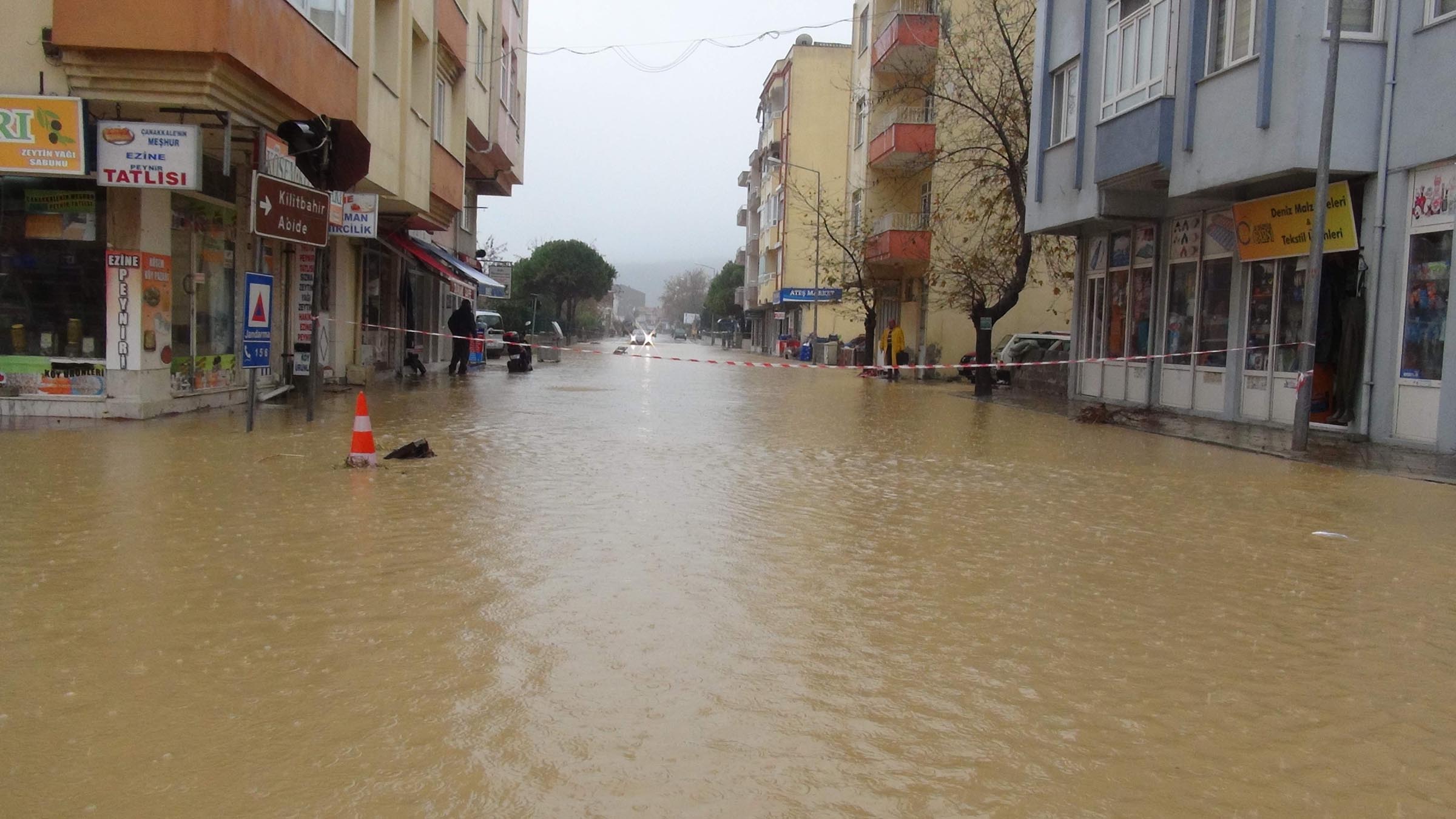 Çanakkale'de Şiddetli Sağanak Yaşamı Olumsuz Etkiledi