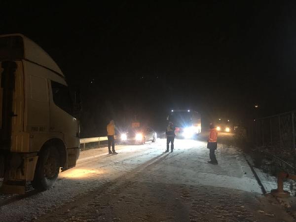 Çanakkale-İzmir Karayolu Kardan 1 Saat Trafiğe Kapandı