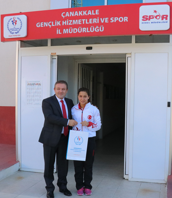 Milli Yüzücüden İl Müdürüne Ziyaret