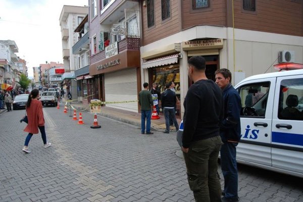 Kuyumcuya, Eski Komşudan Silahlı Soygun Girişimini Esnaf Önledi