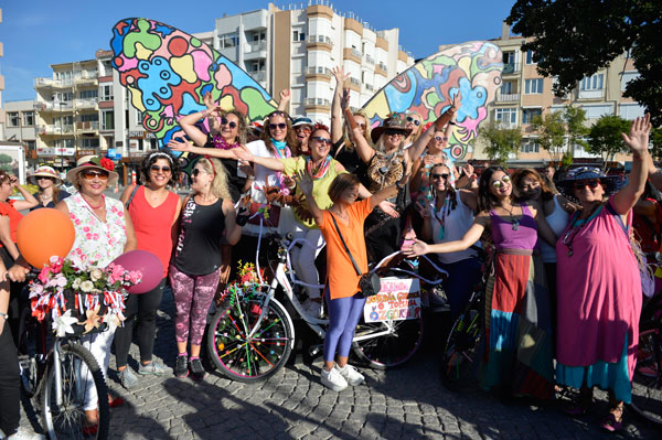 Süslü Kadınlar Bisiklet Turu İçin Bir Araya Geldi