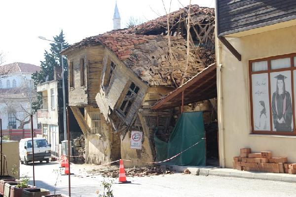 Gelibolu’da İki Katlı Eski Evin Bir Bölümü Çöktü