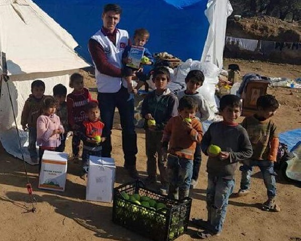 Bayramiçli Üreticilerden Suriye'ye Elma Yardımı