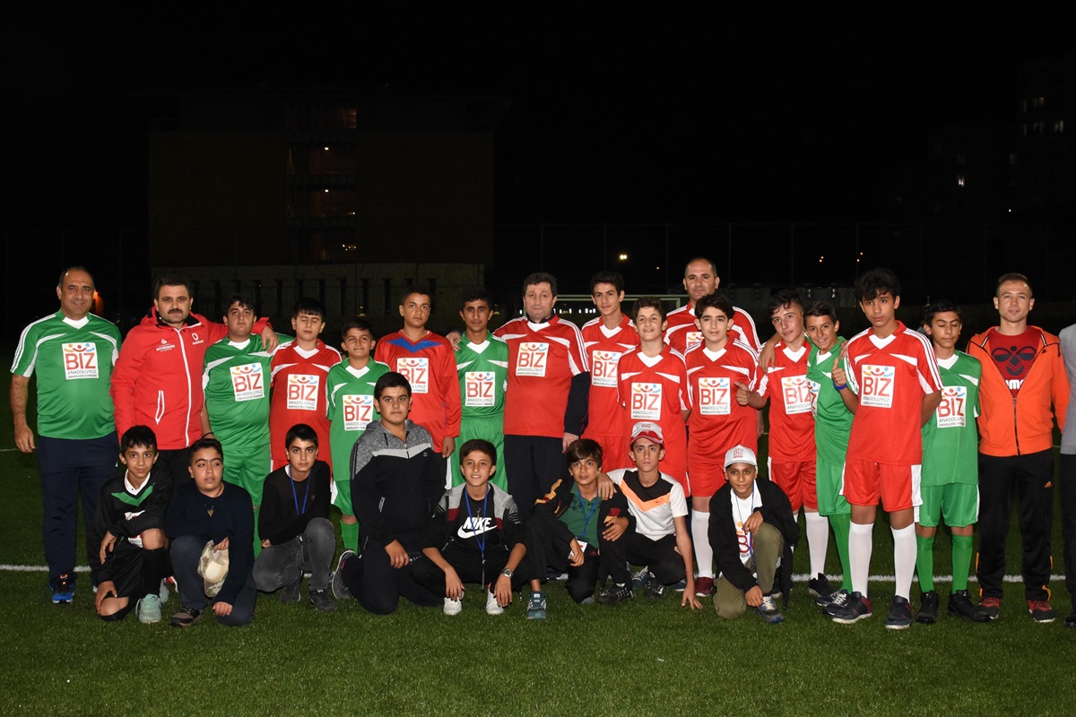 Çanakkale Valisi Tavlı, Diyarbakırlı öğrencilerle dostluk maçı yaptı