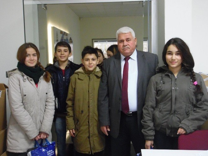 Çardak’ta 350 Öğrenciye Karne Hediyesi Kışlık Elbise Verildi