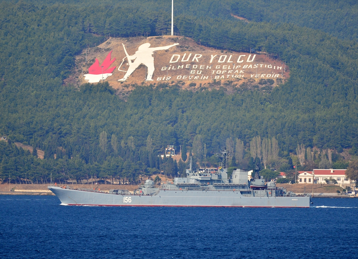 Rus askeri gemisi Çanakkale Boğazı'ndan geçti