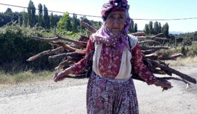94 yaşında, kışlık odununu sırtında taşıyor