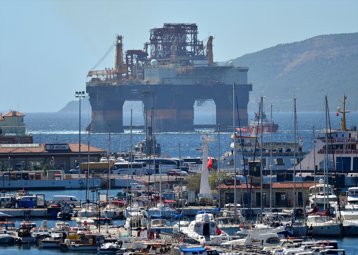 Dev petrol arama platformu Çanakkale Boğazı'ndan geçti