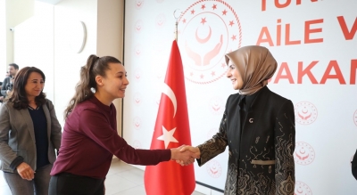 Aile ve Sosyal Hizmetler Bakanı Göktaş, bakanlık personeli ile bayramlaştı