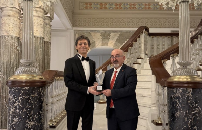 Akif Manaf’a Bir Barış Ödülü Daha: Dünyaca Ünlü Yazar Egeyön Barış Ödülünü Aldı