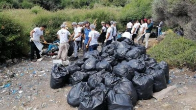 Assos, kaçak göçmenlerden kalan çöplerden temizleniyor