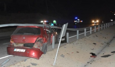 Bariyerlere Çarpan Otomobilin Sürücüsü Ağır Yaralı