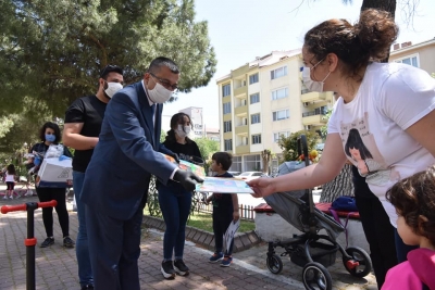 Başkan Bülent ÖZ’den  Çocuklara Sürpriz Hediyeler