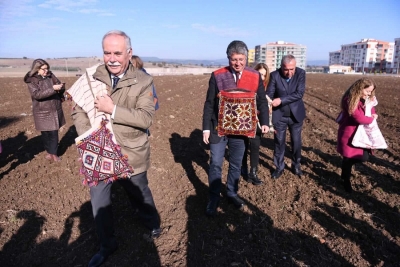 Başkan Gökhan, Bin Yıllık Miras Karakılçık Buğday Tohumunu Toprakla Buluşturdu