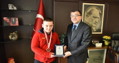 Başkan Öz, Belediyenin şampiyon güreşçisini ödüllendirdi