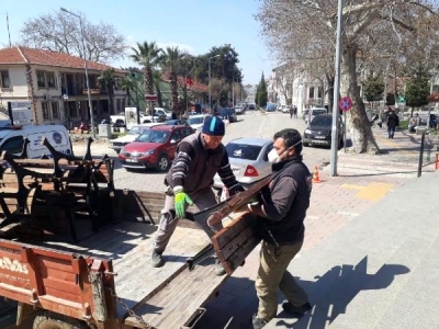 Bayramiç'te Belediye Ekipleri Bankları Topladı