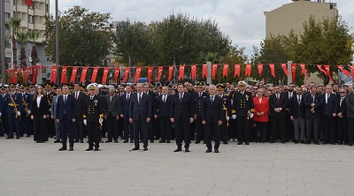 Çanakkale’de Cumhuriyetin 102. yılında çelenk töreni yapıldı
