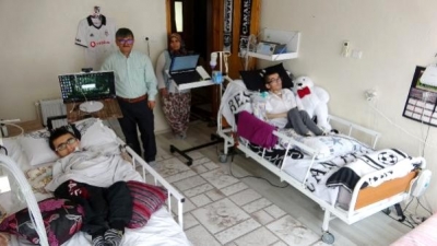 Çanakkale'de Kas Hastası İki Kardeş Hayatı Gözleriyle Yaşıyor