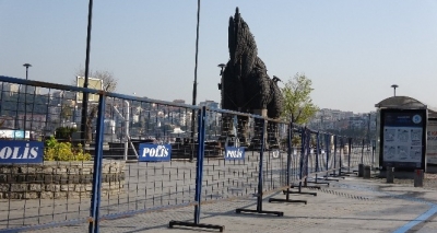 Çanakkale'de Sahil Boyu Bariyerlerle Kapatıldı