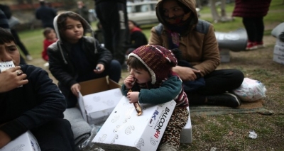 Çanakkale'den Yunanistan'a Geçmeyi Bekleyen Mültecilere Giyim ve Erzak ve Battaniye Yardımı