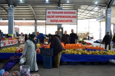 Çanakkaleli Pazarcı, Geliri Depremzedelere Bağışladı