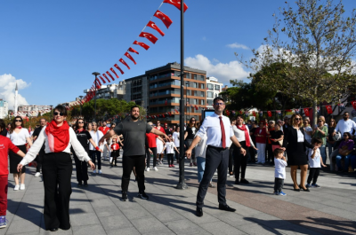 ÇOMÜ' nün 2023 Kişilik Zeybek Oyunu Tüm Türkiye’de Ses Getirdi