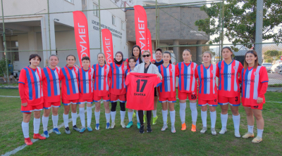 Dardanel Kadın Futbol Takımı’na Şahika Ercümen Desteği