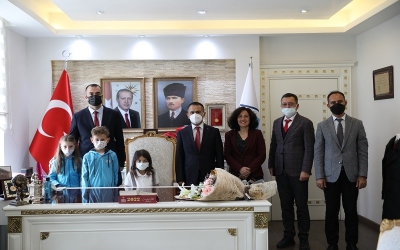 İlkokul Öğrencilerinden Vali İlhami Aktaş’a Bayram Ziyareti