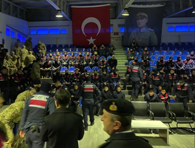 KAHRAMAN JANDARMA DEPREMZEDELERİN YANINDA