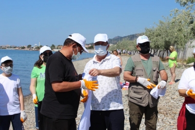 Küçükkuyu Belediyesi, Dünya Çevre Gününde Sahillerini Temizledi