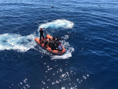 Lastik Bot Battı, 27 Kaçak Göçmeni Sahil Güvenlik Kurtardı