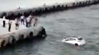 Otomobil Denize Düştü, Suya Atlayıp, İçinde Biri Olup Olmadığını Kontrol Etti