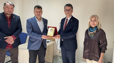 Rektör Erenoğlu'ndan Ali Atak'a Teşekkür Plaketi