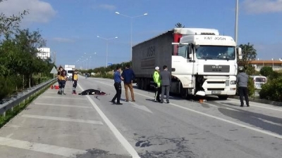 TIR’ın Çarptığı Yaya Öldü, Gözlüğü ve Ayakkabısı Yola Savruldu