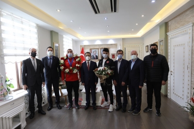 Vali Aktaş, Avrupa Güreş Şampiyonu Milli Güreşçi Feyzullah Aktürk'ü Kabul Etti