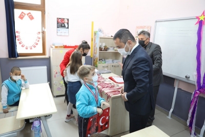 Vali Aktaş, Çocukların Karne Heyecanını Paylaştı