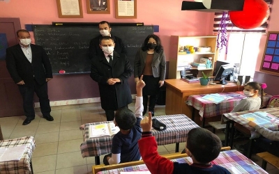  Vali Aktaş Kayadere Köyü’nde İlkokul Öğrencilerini Ziyaret Etti
