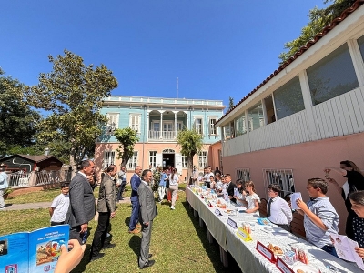 Vali  Aktaş, ‘Ülkesinde Savaş Olan Çocuklar’ Kitabının İmza Gününe Katıldı