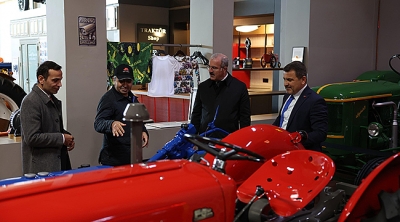 Vali Toraman Gelibolu’daki Antika Traktör Müzesi’ni ziyaret etti